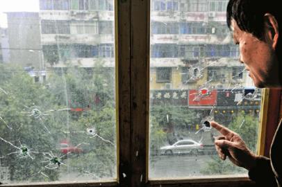 10月17日，朱先生家窗戶被擊穿。