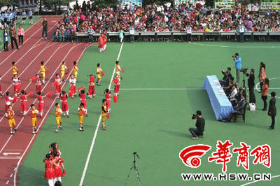 昨日，部分學(xué)生演員身著短袖短褲在表演節(jié)目 本報(bào)記者張欣攝