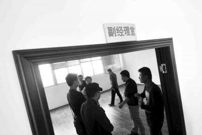  副經(jīng)理室裝修得相當(dāng)豪華，稱(chēng)得上“土豪”級(jí)別