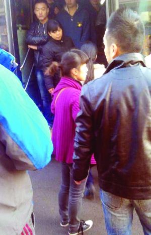 現(xiàn)場(chǎng)僵持不下，穿玫紅色衣服女子要車(chē)上乘客給她道歉