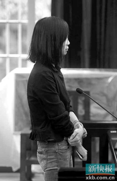 昨日，何敏在庭上抿著嘴不停抹眼淚。新快報(bào)記者孫毅/攝