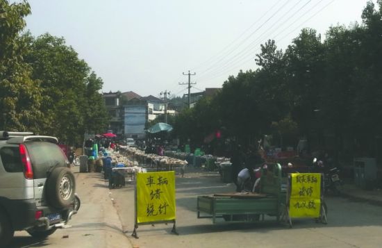 簡陽董家埂鄉(xiāng)，主干道被占道擺酒席