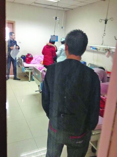 男孩一家神情凝重。