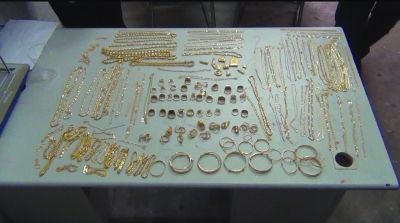 警方追回的被搶金首飾，有172件，2200多克。其余的都被嫌疑人變賣，用來(lái)購(gòu)買手機(jī)的汽車。