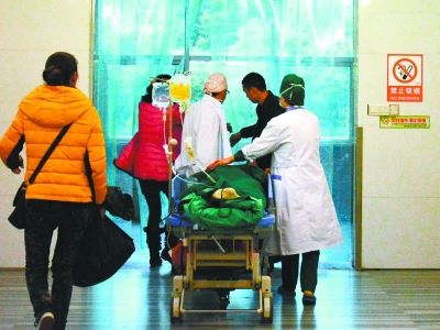 受傷女孩做完手術(shù)被送往重癥監(jiān)護(hù)室。記者楊濤 攝