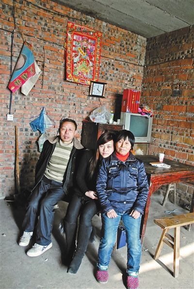 超生女謝先梅(中)、養(yǎng)父謝運(yùn)才（左）、謝運(yùn)才的嫂子唐富秀