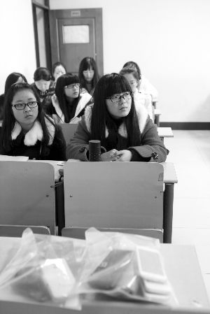 在限時斷網前，江大已有發(fā)起拒絕手機低頭族活動，圖為設立了手機暫存袋的課堂 吳奕 攝