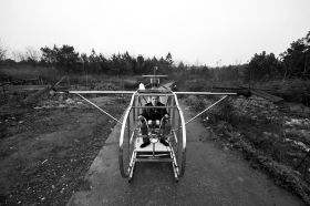 3月12日，汨羅白塘鄉(xiāng)趕洲村，李厚勝坐在他的“魚鷹直升機(jī)”上。圖/記者謝長(zhǎng)貴