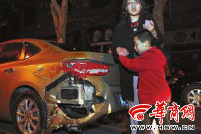 豐慶路226號(hào)的足浴店起火殃及樓下車(chē)輛，一個(gè)車(chē)主將車(chē)搶救出來(lái)后仍驚魂未定