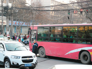 一個(gè)多小時(shí)，除了短暫的休息，郭師傅一直在車流中舉著木棍 圖片由市民孫先生提供