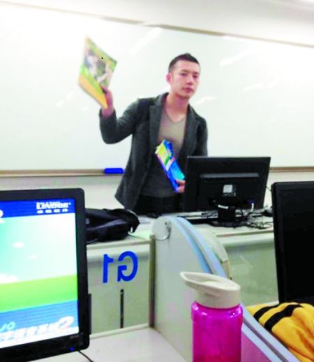 讓甘麟翰爆紅的，就是這張商學(xué)院大一學(xué)生在課堂上拍攝的照片。