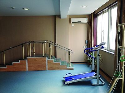  中心里健身設(shè)施一應(yīng)俱全。