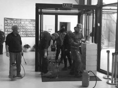 相關(guān)人員正在對園區(qū)消毒。讀者供圖