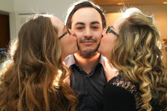 雙胞胎姐妹“共享”男友 男子稱享齊人之福(圖) 雙胞胎姐妹“共享”男友 男子稱享齊人之福(圖)