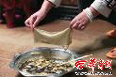 　　昨日，店方讓顧客觀看該火鍋制作時(shí)的監(jiān)控錄像本組圖片由本報(bào)記者黃利健攝