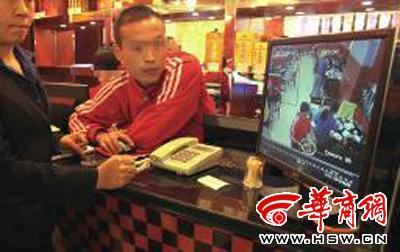 昨日，李女士展示從火鍋店抱回的火鍋，內(nèi)有濕巾