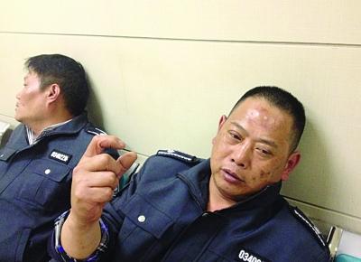 被打傷的城管隊(duì)員。陳郁攝