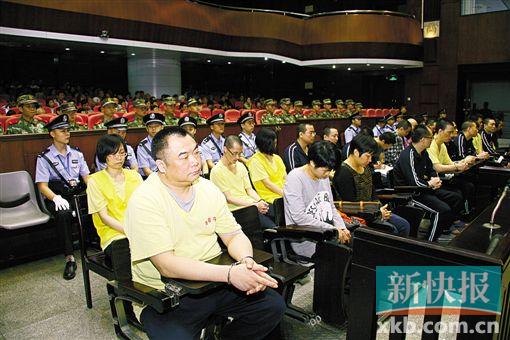 ■蔣洪偉(左一)等二十幾名被告被指控犯集資詐騙罪,昨日集體過堂?！　?鄭朝暉/攝