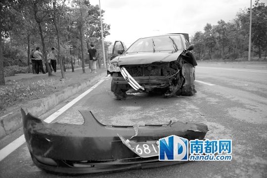 男子搶的比亞迪轎車車頭損毀嚴(yán)重。