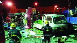 渣土車側(cè)翻在地，現(xiàn)場一片狼藉