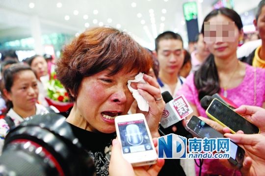 昨日，被拐25年的翁女士(粉紅色衣服者)與生母在深圳機場見面。