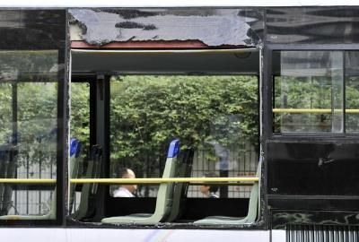 75路公交車車窗玻璃被砸碎。
