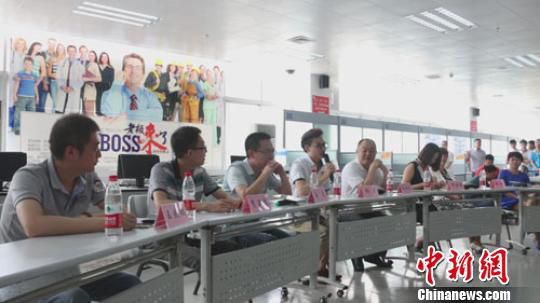 　招聘會現(xiàn)場，用人單位老板一字排開，與求職者面對面交流　李超慶　攝