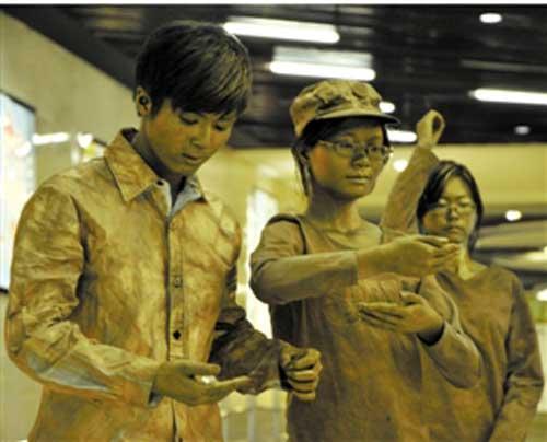 地鐵站上演“銅人秀” 原是大學生行為藝術(shù)(圖)