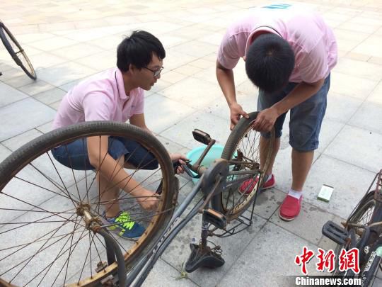 大學(xué)生復(fù)活300余輛“僵尸”自行車建誠(chéng)信車棚