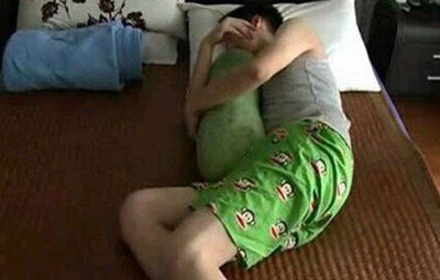 網(wǎng)友曬“解暑神器”:西瓜褲礦泉水床(圖) 網(wǎng)友曬“解暑神器”:西瓜褲礦泉水床(圖)