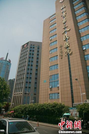 事發(fā)的醫(yī)院門口。 李晨韻 攝