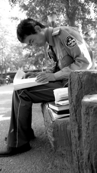 北外保安回鄉(xiāng)復讀考上一本 暑期工地搬磚賺學費