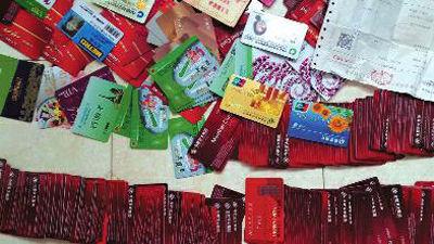 房云云向華商報(bào)記者提供的贓物圖片,包括購(gòu)物卡、銀行卡等