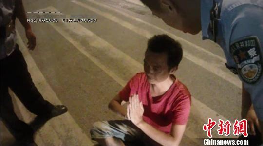 南寧現(xiàn)奇葩失戀男女:男子打坐拜佛 女子踢打協(xié)警 南寧現(xiàn)奇葩失戀男女:男子打坐拜佛 女子踢打協(xié)警