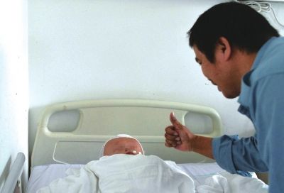 杭州乞討大頭娃娃手術(shù)順利 獲捐助23萬(wàn)多元 杭州乞討大頭娃娃手術(shù)順利 獲捐助23萬(wàn)多元