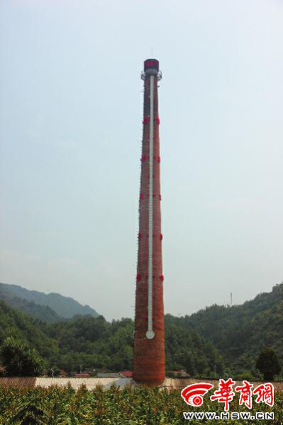 昨日中午，68米高的“溫度計”最上端，顯示著實(shí)時溫度