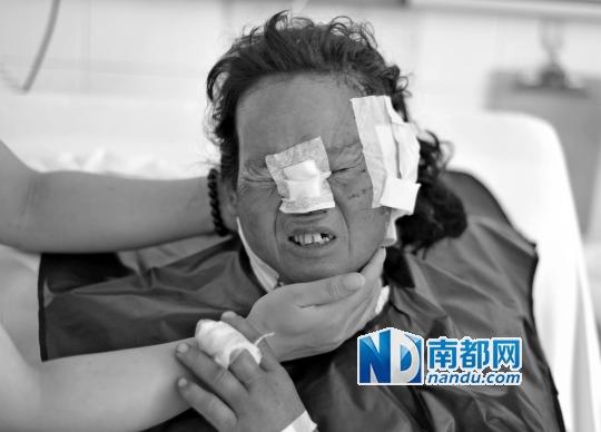 受狼群襲擊受傷較重的村民在接受救治。C FP圖片