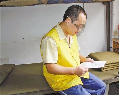 昨天，張文兵在看家書。 記者 鐘耕軍 攝