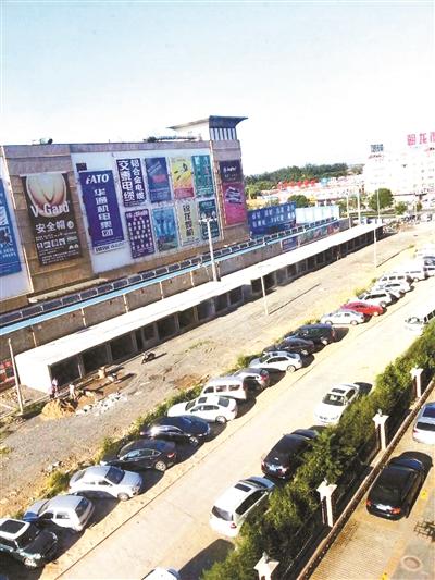 北京一商場(chǎng)旁3天蓋43間平房 城管稱正調(diào)查 北京一商場(chǎng)旁3天蓋43間平房 城管稱正調(diào)查