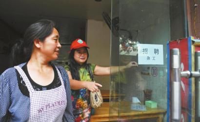 8月14日，市民志愿者體驗(yàn)城管執(zhí)法招呼商家不要亂張貼。