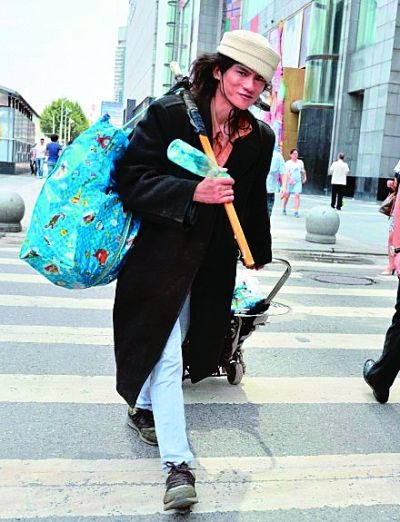 在武廣附近拍攝到的拾荒男。