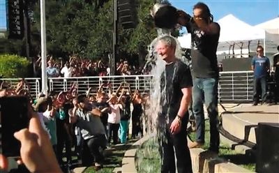 蘋果CEO蒂姆·庫(kù)克在自己公司的內(nèi)部活動(dòng)上，讓自己來了個(gè)透心涼。邀請(qǐng)庫(kù)克參加游戲的是他的下屬、蘋果高級(jí)副總裁菲爾·席勒。