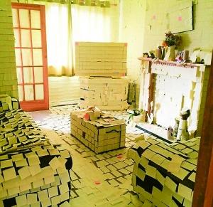 新婚夫婦收“最?lèi)焊恪辟R禮：房間被貼萬(wàn)張便利貼