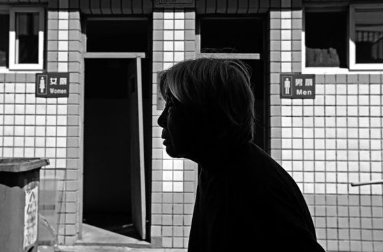 睡公廁八旬老太被送至救助機(jī)構(gòu) 3個(gè)女兒仍未現(xiàn)身 睡公廁八旬老太被送至救助機(jī)構(gòu) 3個(gè)女兒仍未現(xiàn)身