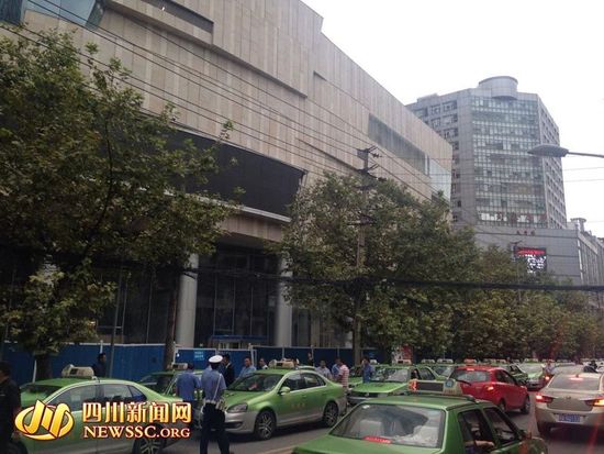 百輛出租車排隊5小時領(lǐng)百元購物卡 的哥稱不劃算 百輛出租車排隊5小時領(lǐng)百元購物卡 的哥稱不劃算