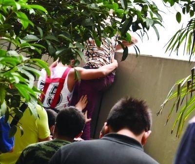 2小時后，該包工頭終于被抱下來了。