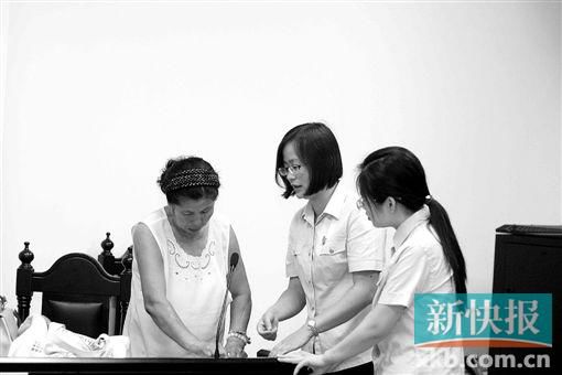 白春榮簽領(lǐng)國(guó)家賠償款。通訊員供圖