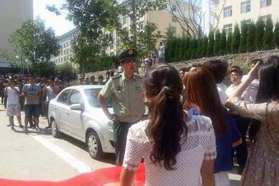 青島黃海學(xué)院，數(shù)千學(xué)生在校內(nèi)游行抗議