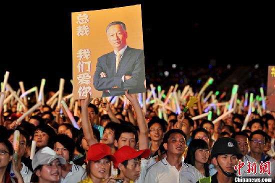 資料圖：2011年深圳富士康舉辦慈善晚會(huì)。