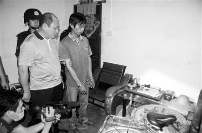 今年8月，我國(guó)內(nèi)地發(fā)生多起單身女性乘坐“黑車”后慘遭車主殺害的案件，被網(wǎng)友稱為“黑色8月”。